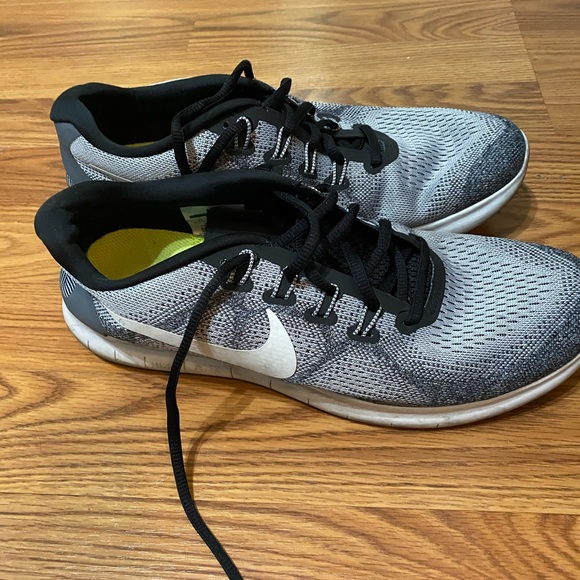 Nike - Picture 2 of 4